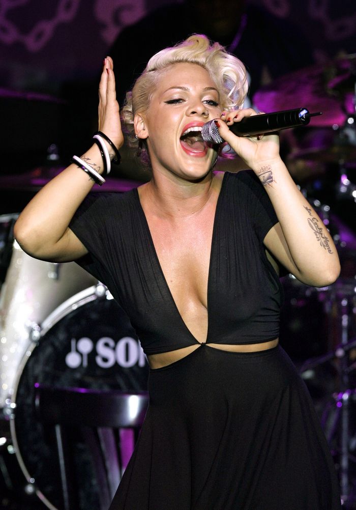 pink schneidet sich die haare ab