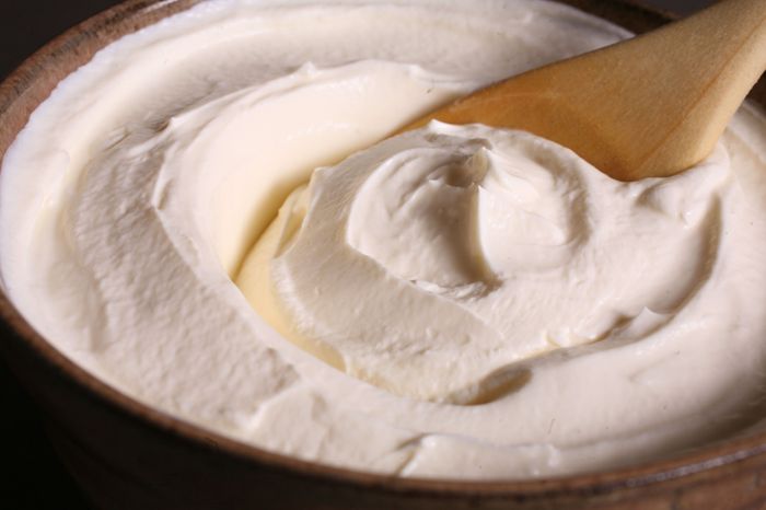 Saure Sahne Schmand Und Creme Fraiche Kennen Sie Die Unterschiede Your Turn