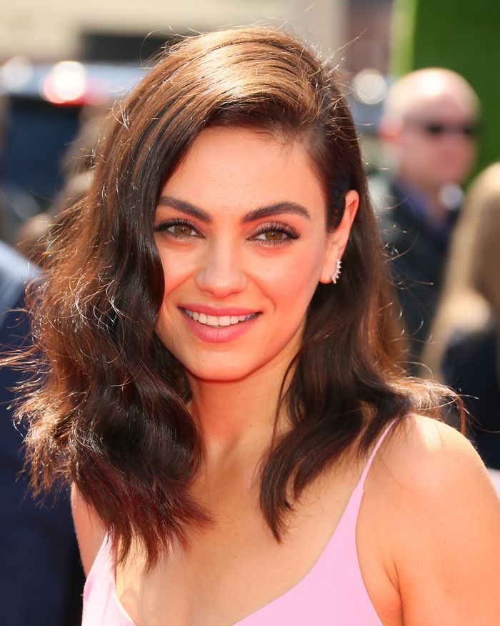 mila kunis uberrascht mit neuem look